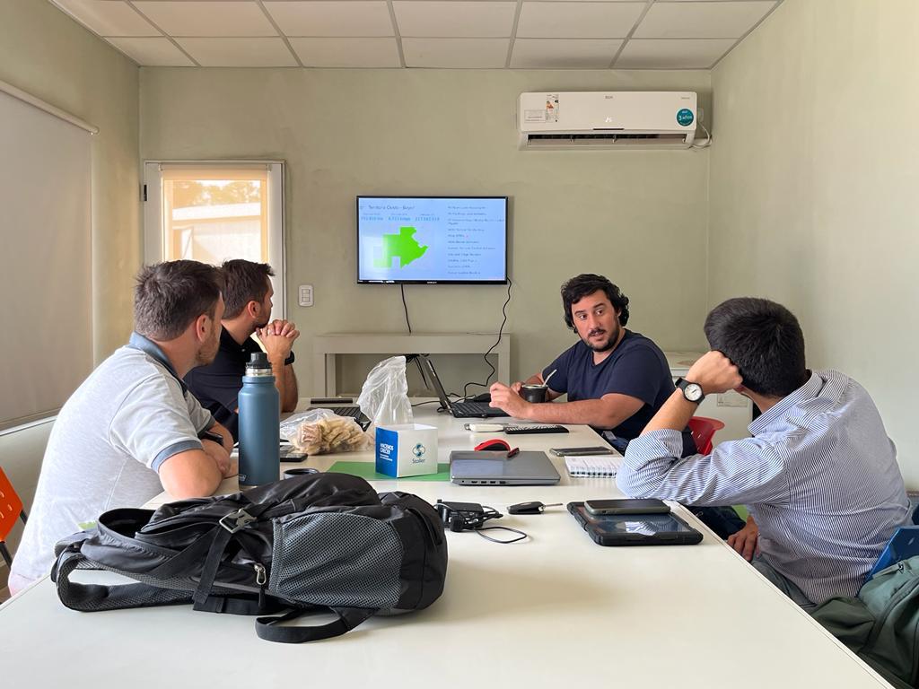 🛰️🚜 Nueva capacitación <a href="/FieldViewArg/">FieldView Argentina</a> para nuestros Asesores
<a href="/Japo_ls08/">Joaquin del Rio</a> <a href="/Fededezeo/">Fede</a>

👉 A cargo de <a href="/JoseB_Cba/">José Bertorello</a> y <a href="/JustoMacL/">Justo MacLoughlin</a> @Bayer4CropsAR 

¡La #AgriculturaDigital llegó para quedarse!