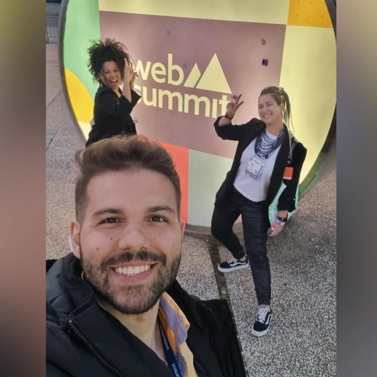 Me sinto pronta para mudanças e desafios, rodeada de gente que me inspira e privilegiada em fazer parte e trabalhar pela sexta vez de um evento tão importante e grandioso. Vambora 💪🏽✨

#websummit #websummit2022 #womeninbusiness #womenintech #lisboa #technology #socialmedia