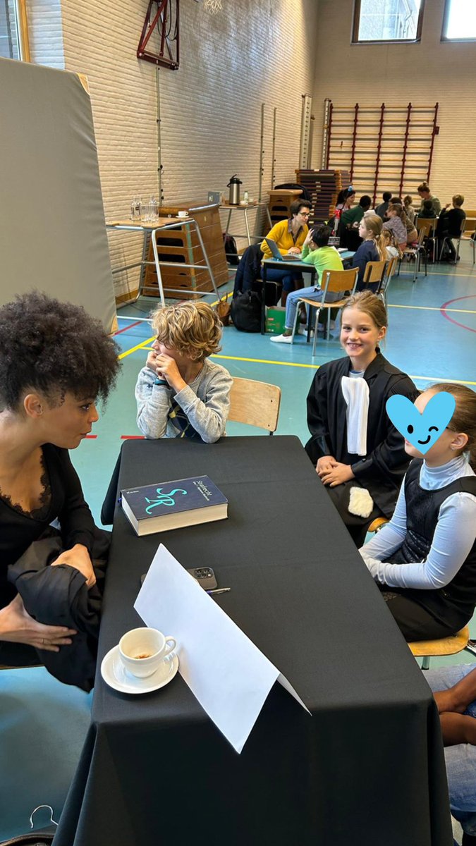 Deze morgen mocht ik op de beroepenbeurs de meisjes en jongens van het vierde leerjaar van KLIM in Gent gaan indoctrineren. Met als mooiste directe vraag van een 9-jarige: “waarom verdedig je slechte mensen?”.