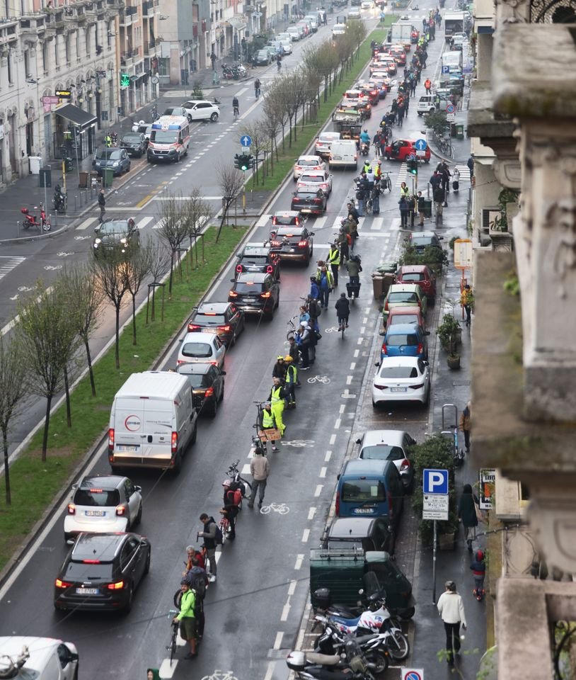 Milano, i ciclisti difendono la corsia di viale Monza

quanto è distante l'Italia dalle altre nazioni, quanto ritardo culturale e politico nel voler comprendere il cambiamento