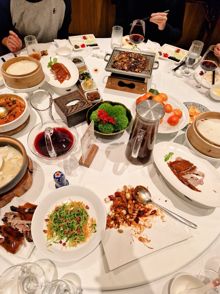 In DK 🇩🇰, tonight is #Mortensaften. In the 4th century, Morten - a pious monk - hid in a goose pen to avoid being elected bishop. Alas, the treacherous geese ratted him out. 

Somehow, this turned into eating duck Nov. 10th. For <a href="/DKinChina/">Denmark in China</a>, that of course means Peking duck 🦆🥳