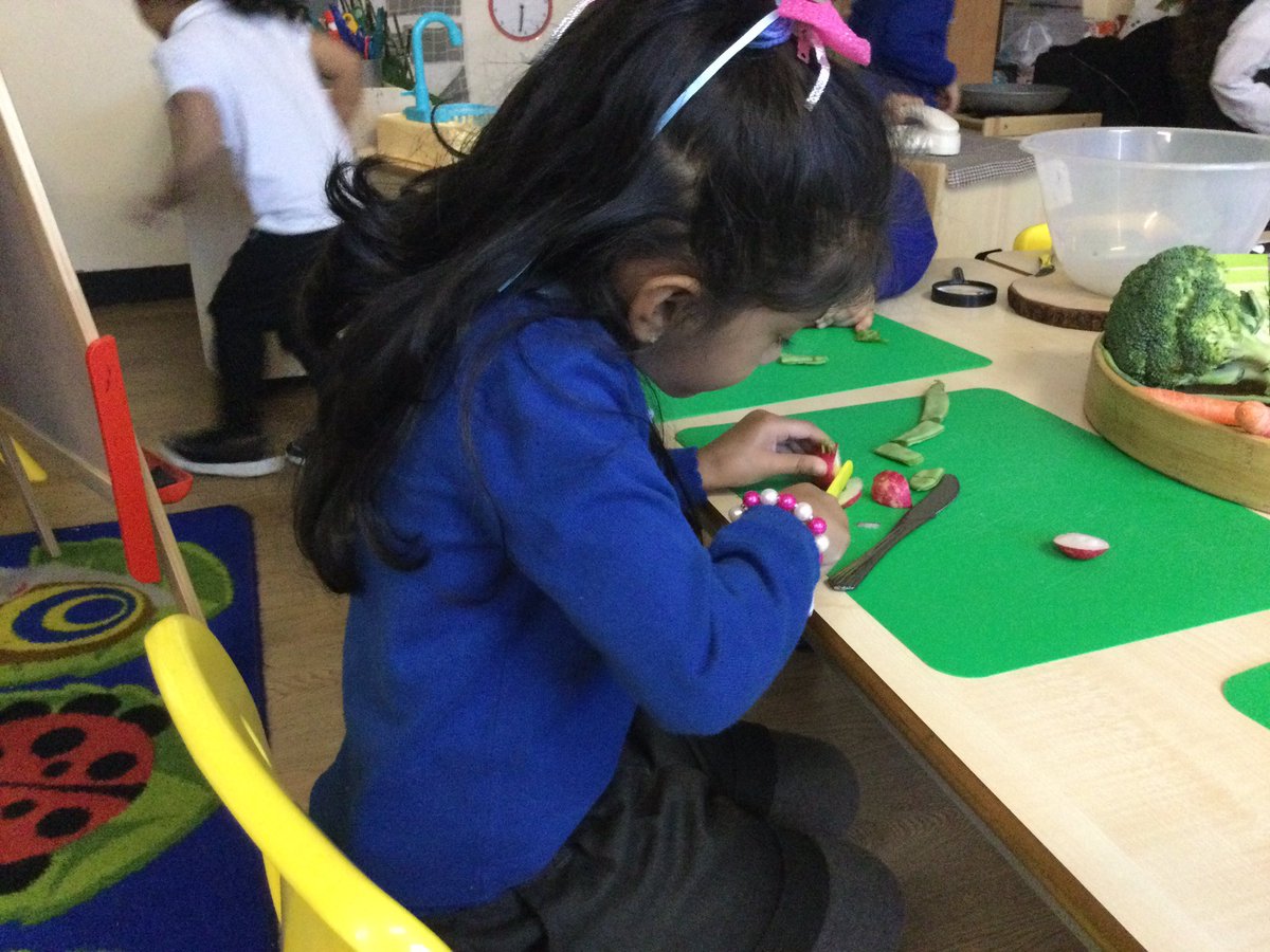 alstonprimaryb9's tweet photo. Reception have been enjoying the story Pumpkin Soup. They have been looking closely at the different vegetables, they learnt how to chop them safely and had fun using play dough to explore and represent the different textures. #usingtools #investigation https://t.co/m3zyN1z2vC