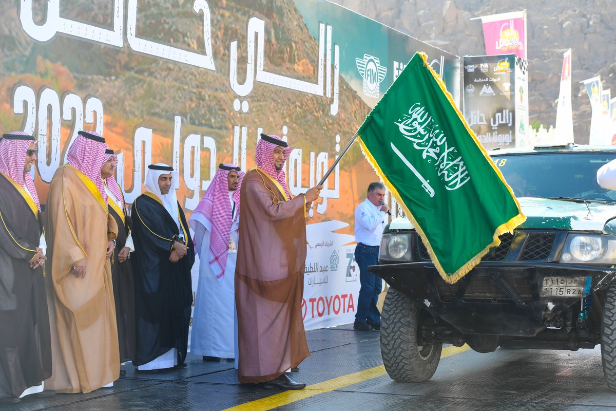 hailhealth's tweet photo. مدير عام #صحة_حائل يتسلم درع التكريم من سمو أمير منطقة حائل لجهود الصحة في #رالي_حائل_تويوتا_الدولي_2022 ويشارك في إطلاق شارة البداية في منصة انطلاق الرالي.
@emara_hail 
@SaudiMOH 
@Rallyhail10 https://t.co/5xyHl5I1wC