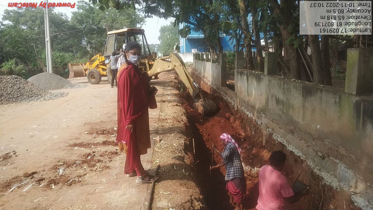 RMCoffice's tweet photo. @RMCoffice Assistant Engineer inspecting in 1200mm CC drain earth work at Chowdeswar nagar, Lalacheruvu.
#drainage #Drainwork #ccdrain https://t.co/sDNhUKKakr