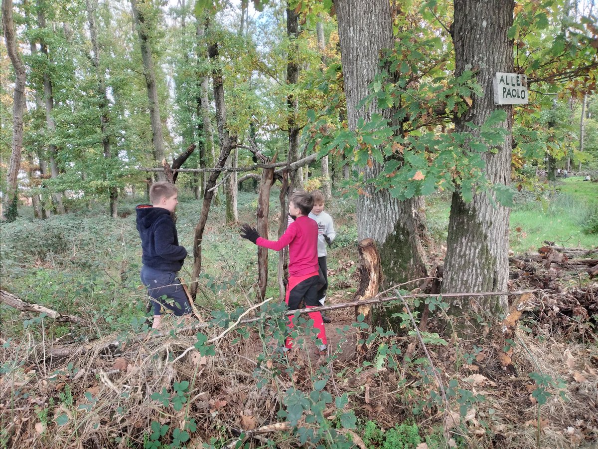 #ClasseDehors
Pause méridienne : construction de cabanes en cours....
Merci aux parents de Lenny et Maddie (scierie Heraud à Cosne) pour les assises en chêne. On adore!