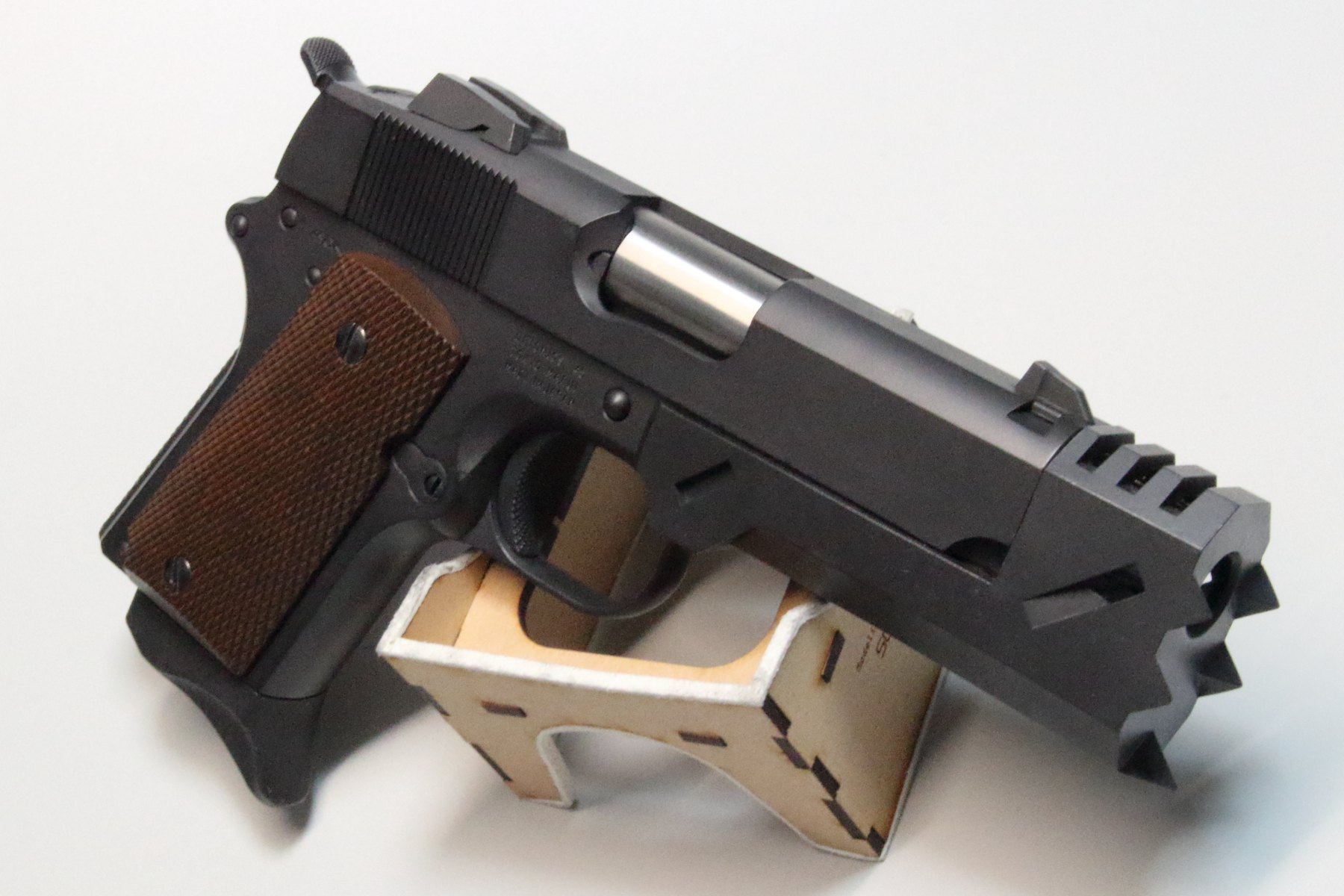 楽天市場】東京マルイ ガスガン 千束の銃 リコリス・リコイルコラボモデル TOKYO MARUI 錦木千束 カスタムハンドガン Lycoris  Recoil リコリスリコイル オートピストル 自動拳銃 ガス銃 自動式拳銃 オートマチックピストル 遊戯銃 : ミリタリーショップ レプマート