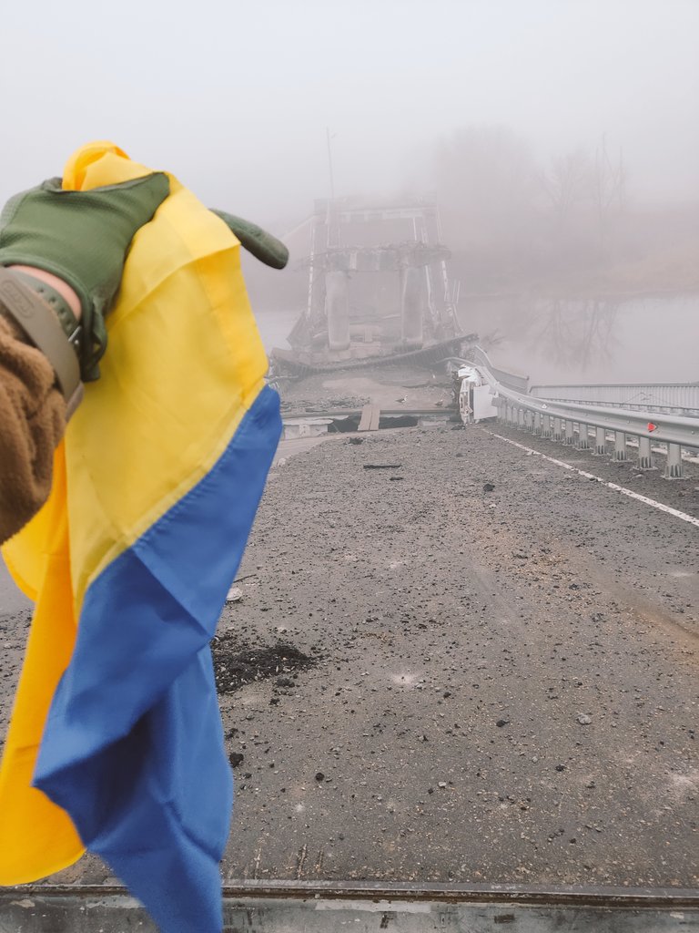 Мости тимчасові. Їх будуть і їх руйнують.
Прапор вічний.