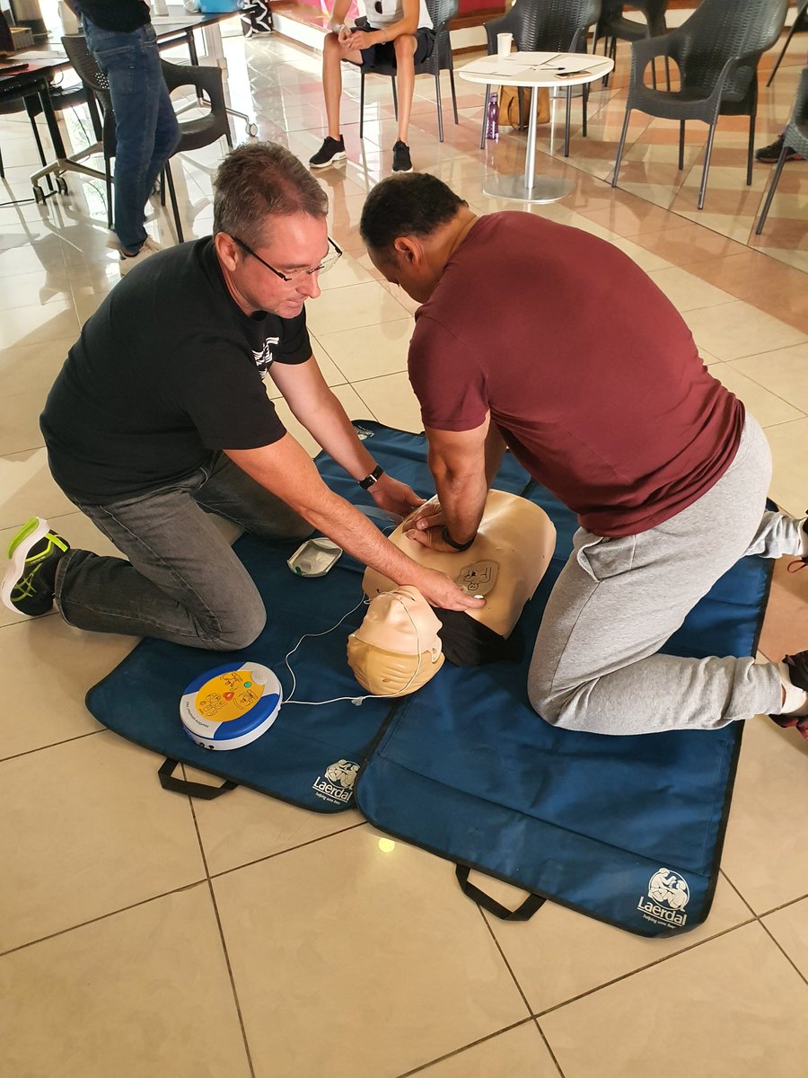 Training day!! Being prepared for an emergency is an indispensable part of our job. <a href="/MereuJennifer/">Jennifer</a> <a href="/VictorGilRM/">Víctor Gil</a> <a href="/michelaraujo617/">Michel Araujo</a> @ParejoBorges <a href="/Gusplasenciaher/">Gustavo P.</a>