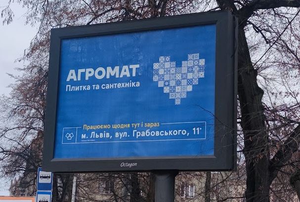 IgorMarketolog's tweet photo. Яскравий приклад правила 5 +- 2. Чим більше слів - тим важче зрозуміти про що реклама. Чому, в біса, 789 разів - чому не 123 чи 456 ? 
У підсумку - @DOM_RIA_com красунчики
#Львів #білборд https://t.co/STzYWIX0Xk