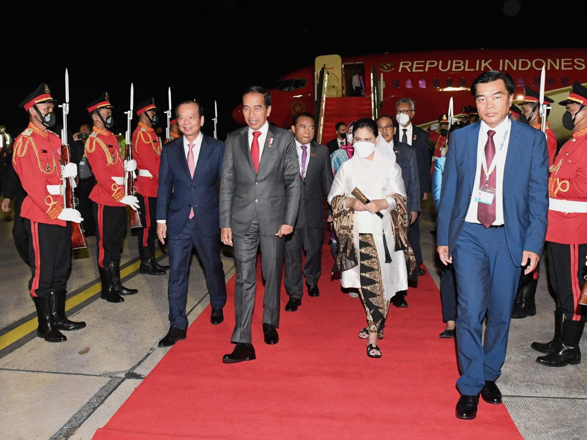 Senja_Merah1's tweet photo. Setelah menempuh penerbangan selama kurang lebih 3,5 jam dari Bandara I Gusti Ngurah Rai di Bali, Presiden Joko Widodo dan Ibu Iriana Joko Widodo tiba di Bandara Internasional Phnom Penh, Kamboja sekitar pukul 19.30 waktu setempat, Rabu, 9 November 2022. https://t.co/06bsmfcjKr