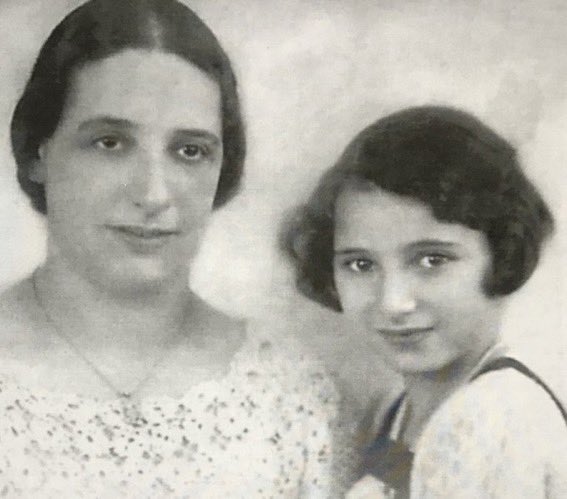 #Mainz #Kristallnacht Protokoll (25): Als Renata Rosenthal von d. brennenden Schule heimkehrt, hört sie Lärm. „Vorm Haus starren Menschen zu uns rauf. Maskierte zertrümmern mit einem eisernen Ofen die Türen, werfen ihn in d. Glasschrank mit wertvollem Kristall und Porzellan.“ (1)