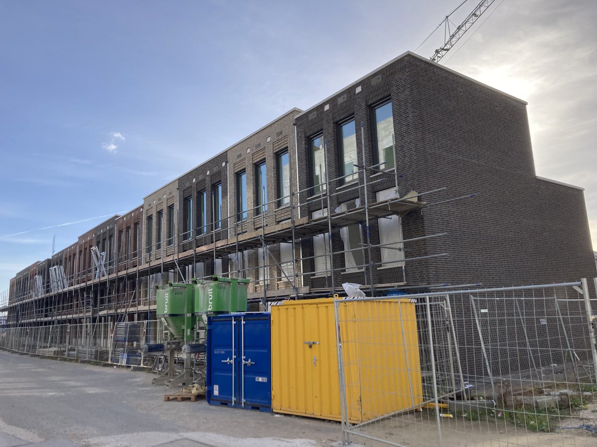 Eerste woningen komen uit het steiger 👌🏼 op de 31 woningen Waalsprong ⁦⁦#BouwmijJanssen ⁦<a href="/BouwmijJanssen/">Bouwmij Janssen</a>⁩ ⁦<a href="/Waalsprong/">Waalsprong</a>⁩