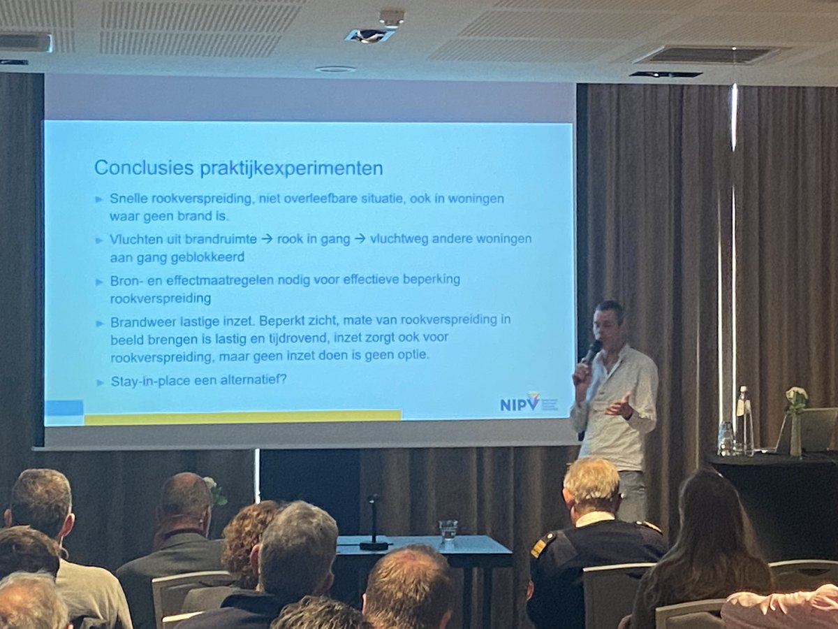 Rookverspreiding in (bestaande) woongebouwen is een lastig gegeven om veilig te vluchten en brandweer inzet. Wat je achter de voordeur doet (meubilair) heeft effect op het verloop van de brand. #veiligwonen #senioren <a href="/BrwGooiVecht/">Brandweer GooiVecht</a> <a href="/BrandveiligFL/">BrandveiligFlevoland</a> <a href="/NIPV_NL/">NIPV</a> <a href="/brandweerflevo/">Brandweer Flevoland</a>