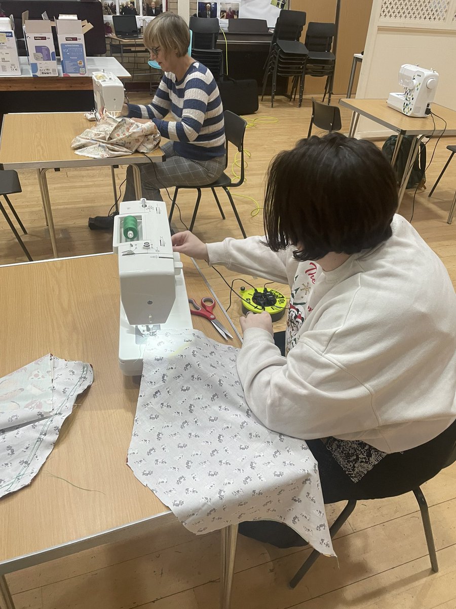 justbeeingyou's tweet photo. Today we had our first wonder box session…

Petra from Faith in Community Dundee came in today, to teach us how to sew our own wonder box.

Some of us used a sewing machine for the first time! 
 
We had a great time😁 https://t.co/ulvmOp3fqt