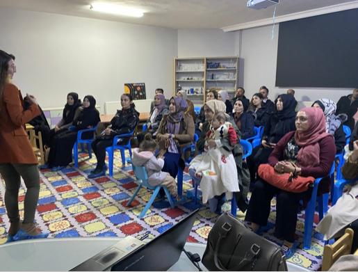 ZbeydeHanm47's tweet photo. Velilere yönelik çalışmalara önem veriyoruz. Çünkü eğitim ailede başlar. TEKNOLOJİ VE EKRAN BAGIMLILIGI konulu aile eğitimimizi gerçekleştirdik. Eğitimi veren Rehberlik ve Araştırma Merkezi PDR bölüm başkanı Seda KAYA öğretmenimize teşekkür ediyoruz.
@midyatilcemem @mardinilmem https://t.co/fCwoLYTdHR