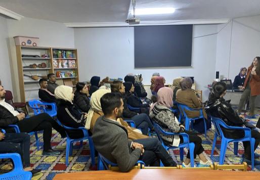 ZbeydeHanm47's tweet photo. Velilere yönelik çalışmalara önem veriyoruz. Çünkü eğitim ailede başlar. TEKNOLOJİ VE EKRAN BAGIMLILIGI konulu aile eğitimimizi gerçekleştirdik. Eğitimi veren Rehberlik ve Araştırma Merkezi PDR bölüm başkanı Seda KAYA öğretmenimize teşekkür ediyoruz.
@midyatilcemem @mardinilmem https://t.co/fCwoLYTdHR