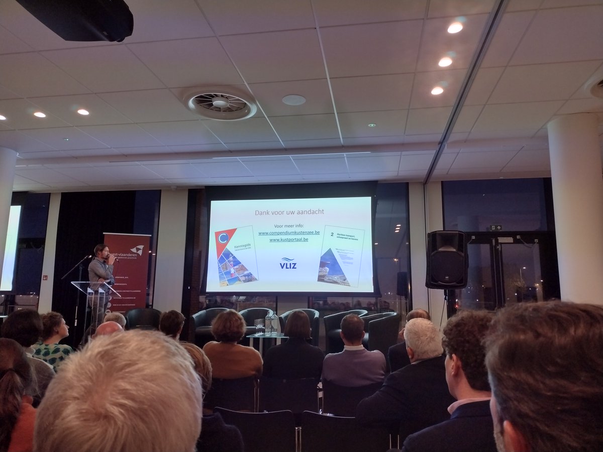 CompendiumVliz's tweet photo. Thomas Verleye van #VLIZ schetst BE Maritieme sector op #CaféDeZee "Zeehavens en hun omgeving in transitie" van @provinciewvl https://t.co/MjVIFMwCl2 #CompendiumKustenZee #KG2022 #Beleid #Ruimtegebruik #Impact #BlueEconomy https://t.co/U4wNQARQPJ