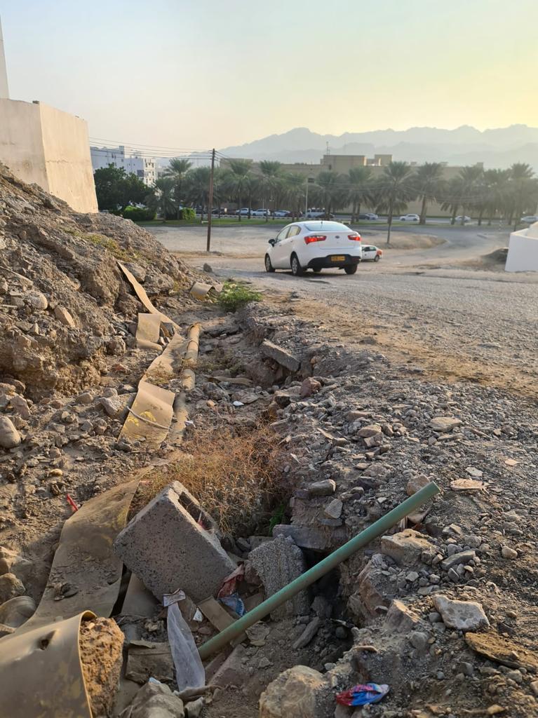 naziaxshaikh's tweet photo. @M_Municipality This is the only road that connects to our area, that houses around 500 families in #Ruwi,Mumtaz. There are potholes everywhere, a HUGE chunk of the road has broken off. At this point it is highly unsafe for pedestrians, school busses and cars.KINDLY HELP! #oman https://t.co/Ro4MsKBOpX