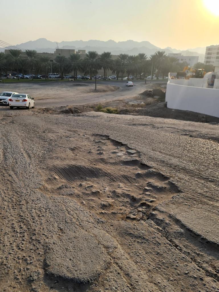naziaxshaikh's tweet photo. @M_Municipality This is the only road that connects to our area, that houses around 500 families in #Ruwi,Mumtaz. There are potholes everywhere, a HUGE chunk of the road has broken off. At this point it is highly unsafe for pedestrians, school busses and cars.KINDLY HELP! #oman https://t.co/Ro4MsKBOpX