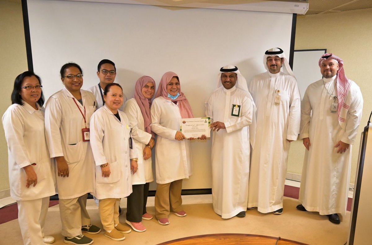 KAU_Health's tweet photo. كرم سعادة عميد كلية الطب أ.د. عمر بن إبراهيم سعاده و سعادة وكيل كلية الطب المدير للمستشفى الجامعي د. عمرو بن سامي حمدي الفرق المشاركة في جائزة أداء الصحة للعام ٢٠٢١م ومركز سلامة المرضى وذلك تقديراً لجهودهم المبذولة الذين كان لها الأثر الكبير في حصول #المستشفى_الجامعي على الجائزة. https://t.co/PxU2Ws9J3z