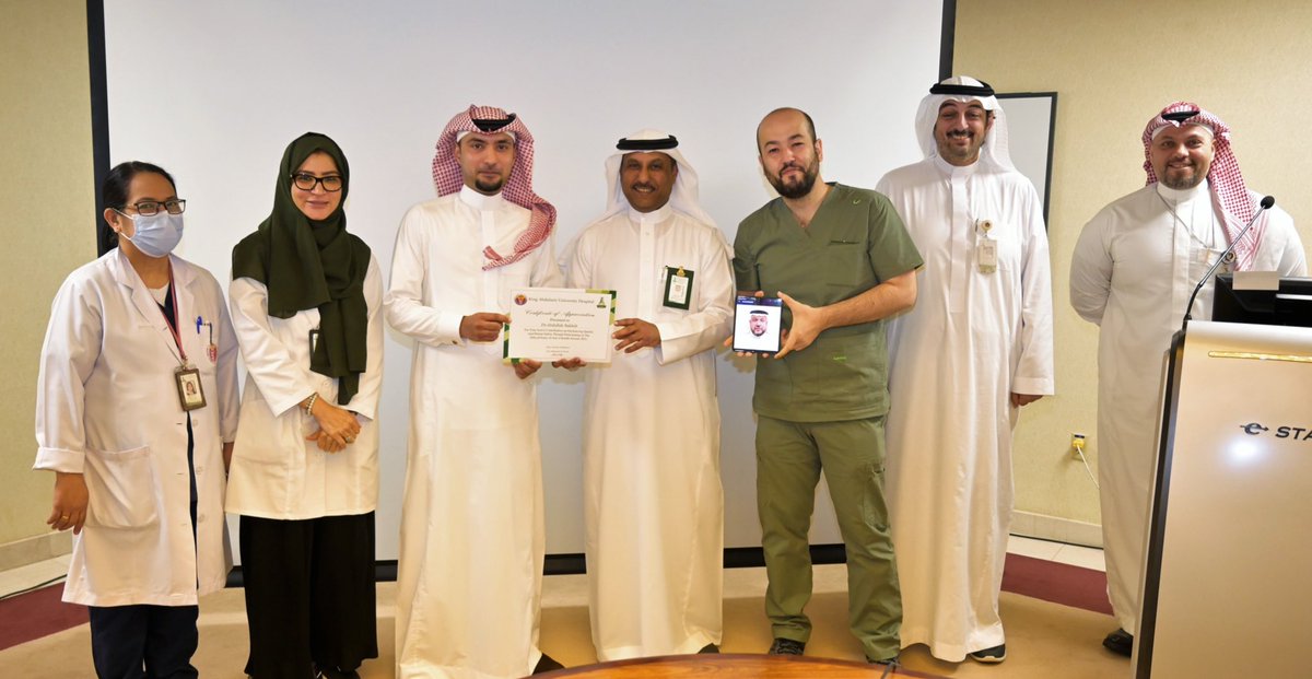 KAU_Health's tweet photo. كرم سعادة عميد كلية الطب أ.د. عمر بن إبراهيم سعاده و سعادة وكيل كلية الطب المدير للمستشفى الجامعي د. عمرو بن سامي حمدي الفرق المشاركة في جائزة أداء الصحة للعام ٢٠٢١م ومركز سلامة المرضى وذلك تقديراً لجهودهم المبذولة الذين كان لها الأثر الكبير في حصول #المستشفى_الجامعي على الجائزة. https://t.co/PxU2Ws9J3z