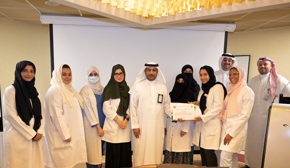 KAU_Health's tweet photo. كرم سعادة عميد كلية الطب أ.د. عمر بن إبراهيم سعاده و سعادة وكيل كلية الطب المدير للمستشفى الجامعي د. عمرو بن سامي حمدي الفرق المشاركة في جائزة أداء الصحة للعام ٢٠٢١م ومركز سلامة المرضى وذلك تقديراً لجهودهم المبذولة الذين كان لها الأثر الكبير في حصول #المستشفى_الجامعي على الجائزة. https://t.co/PxU2Ws9J3z