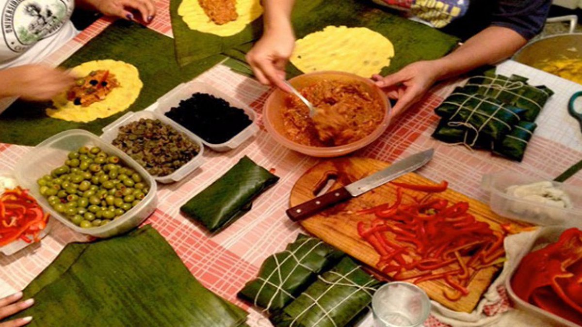 fogondpalo's tweet photo. Pasteles de carne, tamales y otras variantes son buenas.
Pero la hallaca, es otro nivel; sea andina, llanera, oriental o caraqueña. Es un manjar, un guiso d cultura, sentimiento y familia, envuelto en el amor y amarrado a las raíces q solo nosotros entendemos. La jornada comenzó https://t.co/6I03Olt8ol