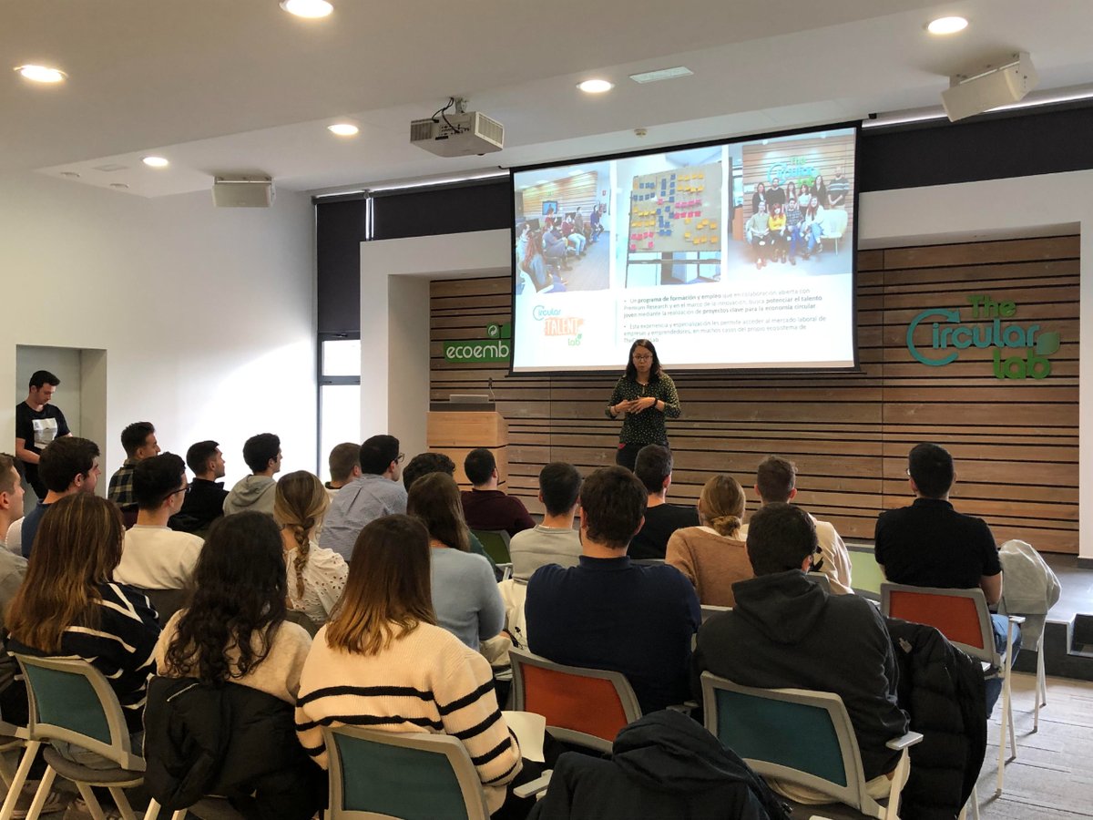 unirioja's tweet photo. ♻️ Alumnos de Ingeniería Mecánica de #unirioja visitan @thecircularlab para exponer sus diseños de envases y conocer los proyectos del centro. Dos estudiantes de #unirioja participan en el #CircularTalentLab para resolver un reto definido en el entorno de la #EconomíaCircular https://t.co/65V0ZsUa21