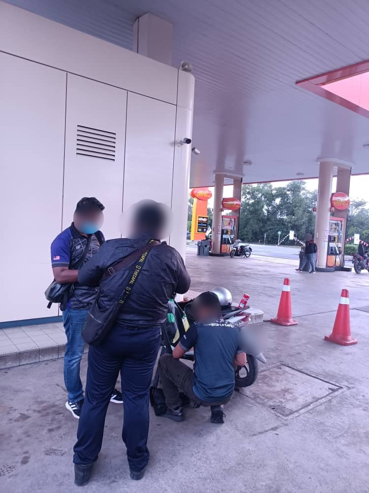 8 &amp; 9 Nov telah diadakan Operasi rokok di seluruh negeri Kedah. Seramai 111 anggota penguatkuasa kesihatan terlibat.44 Kompaun telah dikeluarkan , Peraturan-Peraturan Kawalan Hasil Tembakau. 
<a href="/NorhayatiRusli/">Norhayati Rusli</a> <a href="/ZakySaidin/">Zaky Saidin</a> <a href="/SIPKKM/">Sektor Inspektorat & Perundangan KKM</a>