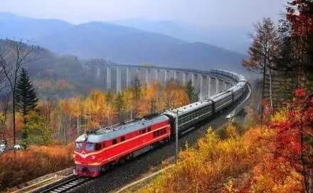 Kopkol3's tweet photo. 开往秋天的火车🚉 https://t.co/vHPUIm3S7x