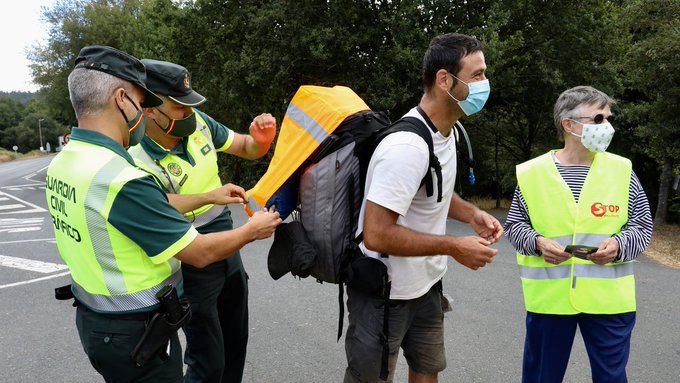 guardiacivil's tweet photo. ¿Tienes la intención de hacer el #CaminoSantiago? 👌 #PiConsejo:
☑Planifica con tiempo la actividad.
☑Aumenta tu visibilidad y camina con prudencia por los lugares señalizados (si vas en grupo, hazlo en fila).
Nosotros estaremos en diferentes puntos para auxiliarte. 📲062. https://t.co/ApVEaNEmSJ