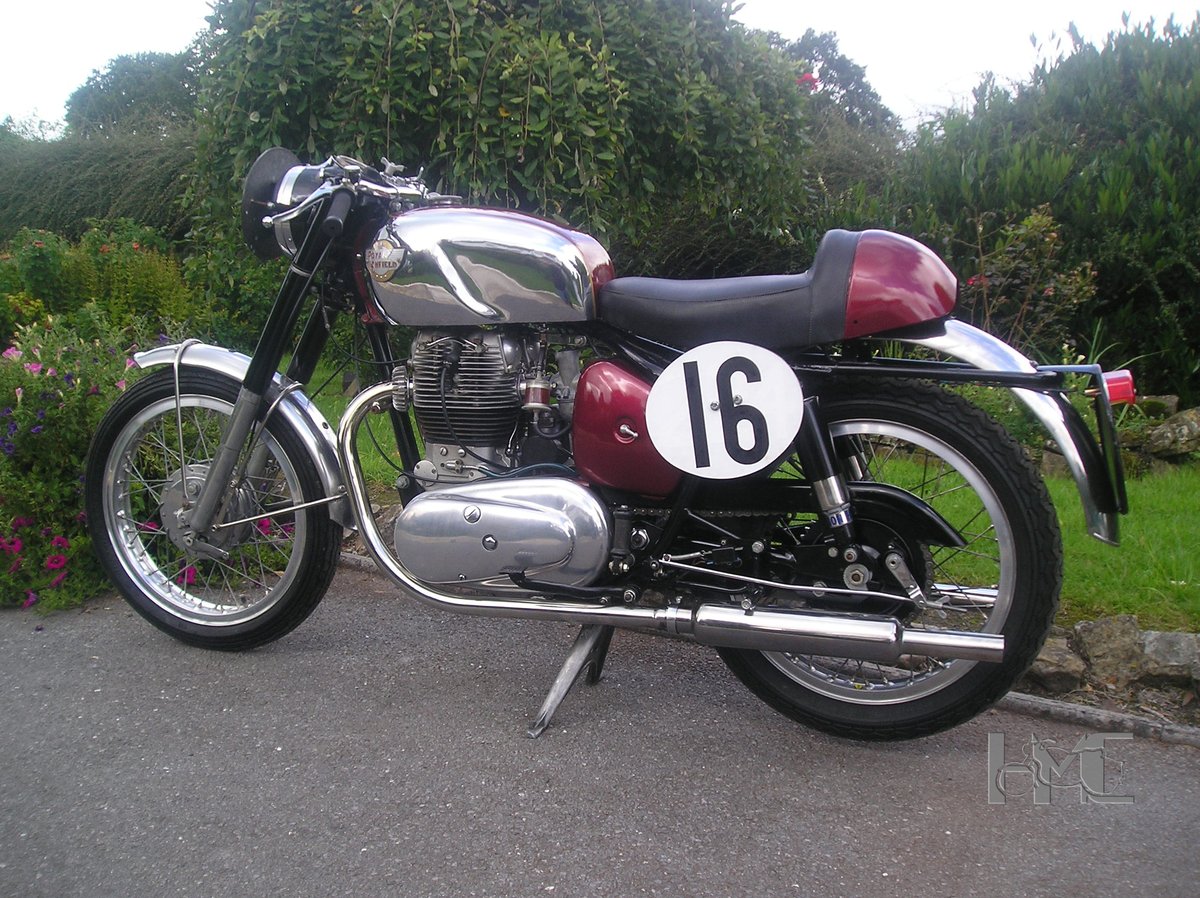 Ready for some classic track day action.🏍️ #royalenfield #royalenfieldindia #classicbike #motorcycle #england #caferacer #interceptor #motorbike #trackday #racing #continentalGT #motorsport #constellation #bullet #350classic #classicmotorcycle #acecafe #supermeteor #meteor📸🇬🇧