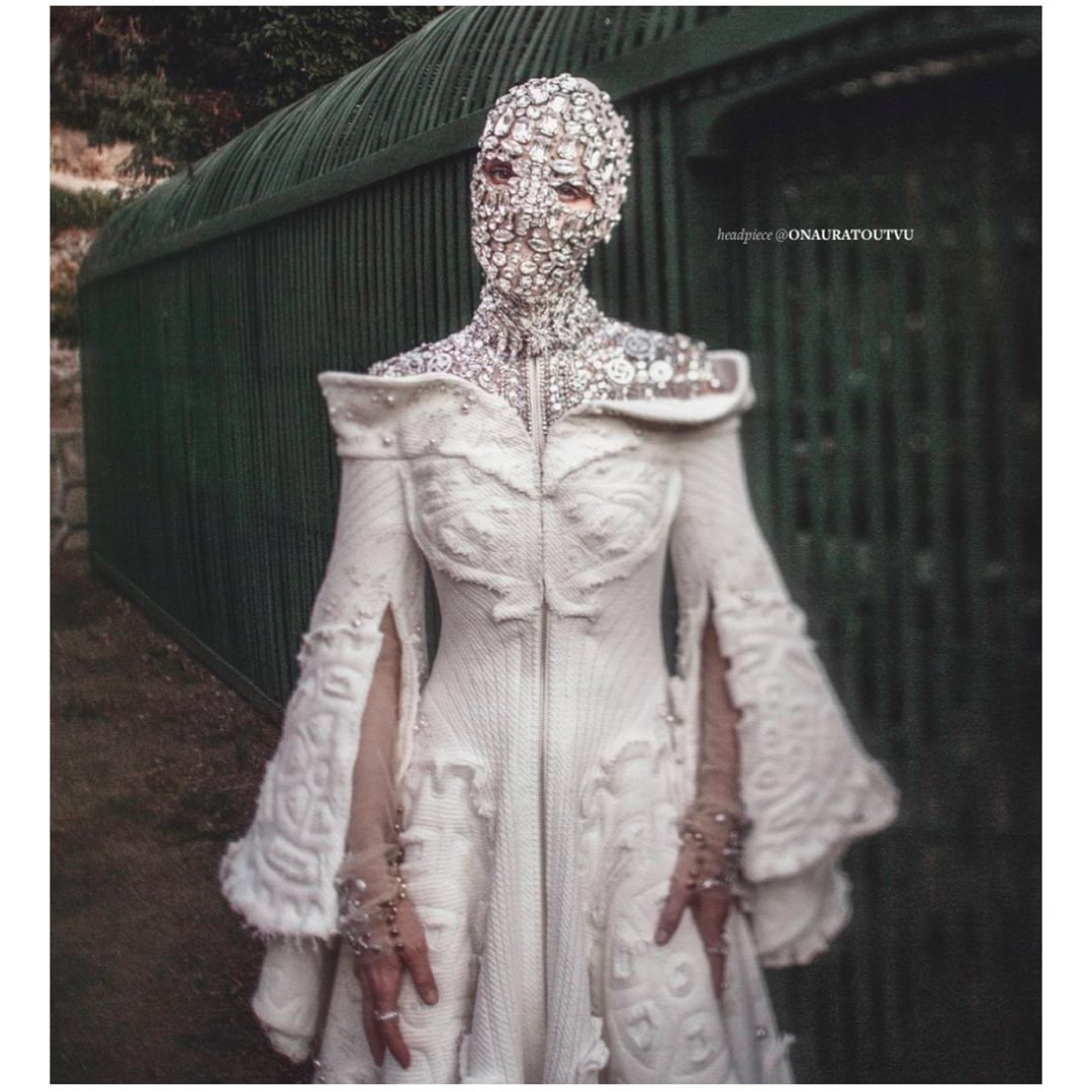 onauratoutvu's tweet photo. Sparkling mood .. Lydia Hearst @lydiahearst wearing an On Aura Tout Vu headpiece for Cliche Mag.
@yassenwonderland @livifraise
#LydiaHearst #onauratoutvu #headpiece #clichemagazine #onauratoutvufashion #onauratoutvuaccessories #crystals #yassensamouilov #liviastoianova https://t.co/Q3aI88Ejhu