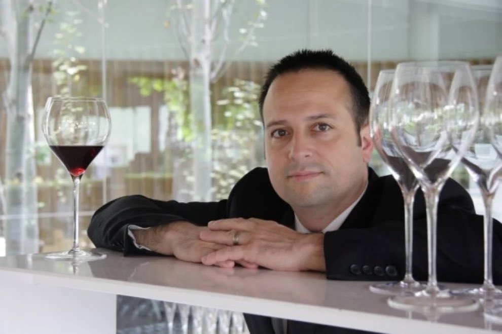 Conf_Ratafia's tweet photo. 4) Carles Aymerich @aycarles 
Millor sommelier d’Espanya l’any 2009  Semifinalista al Campionat del Món el 2010. Actualment és sommelier en cap del restaurant Mas Marroch @EspaiMasMarroch i ha estat summelier de @CanRocaCeller i d’altres de reconegut prestigi. Foto @naciodigital https://t.co/DLrIinGdIr