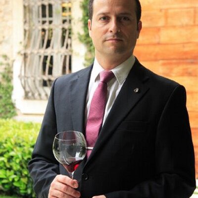 Conf_Ratafia's tweet photo. 4) Carles Aymerich @aycarles 
Millor sommelier d’Espanya l’any 2009  Semifinalista al Campionat del Món el 2010. Actualment és sommelier en cap del restaurant Mas Marroch @EspaiMasMarroch i ha estat summelier de @CanRocaCeller i d’altres de reconegut prestigi. Foto @naciodigital https://t.co/DLrIinGdIr