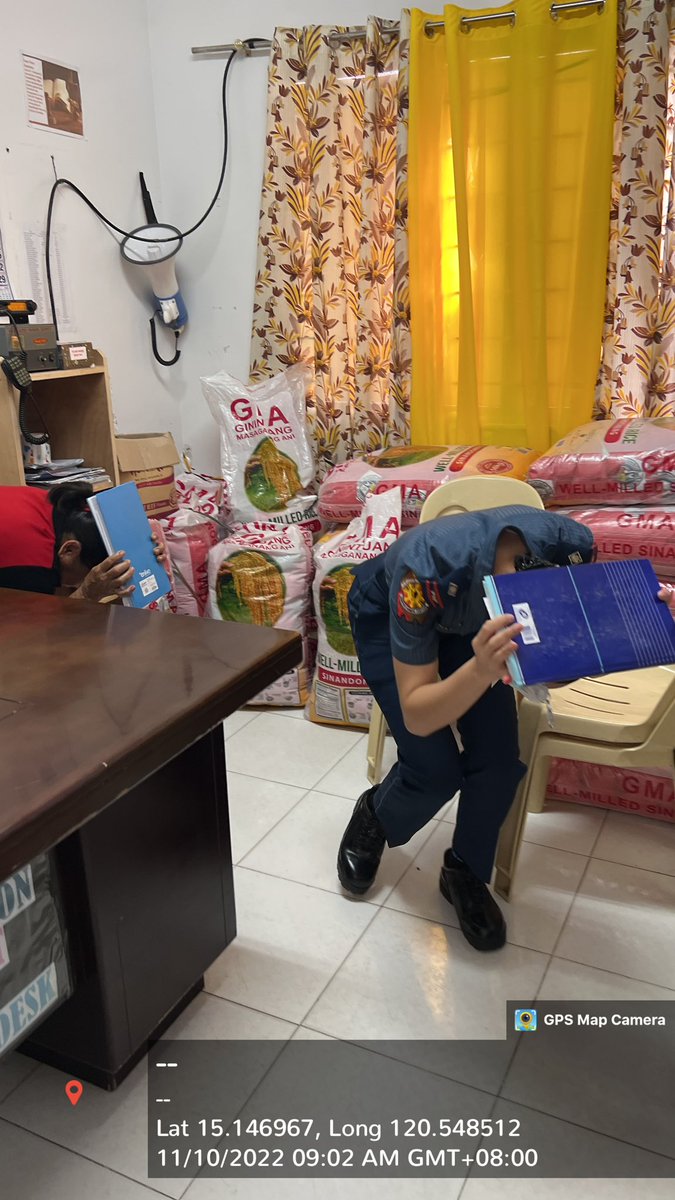 PS5_AngelesCPO's tweet photo. November 10, 2022 at around 9:00 AM  PSSg Angelito Tungul, together with Barangay Officials particapated in the 4th National Simultaneous Earthquake Drill (NSED).

#LifeIsBeautiful
#KaligtasanNyoSagotKo
#TulongTulongTayo
#MKKequalsK
#PNPKakampiNyo https://t.co/fjlyapi3ev