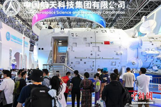 liupheonix's tweet image. Visitors at the Airshow China 2022 are able to have immersive experiences in the country&apos;s &quot;space home,&quot; as a life-size replica of the orbiting Tiangong space station is on display.
