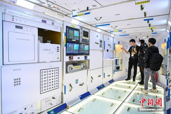 liupheonix's tweet image. Visitors at the Airshow China 2022 are able to have immersive experiences in the country&apos;s &quot;space home,&quot; as a life-size replica of the orbiting Tiangong space station is on display.