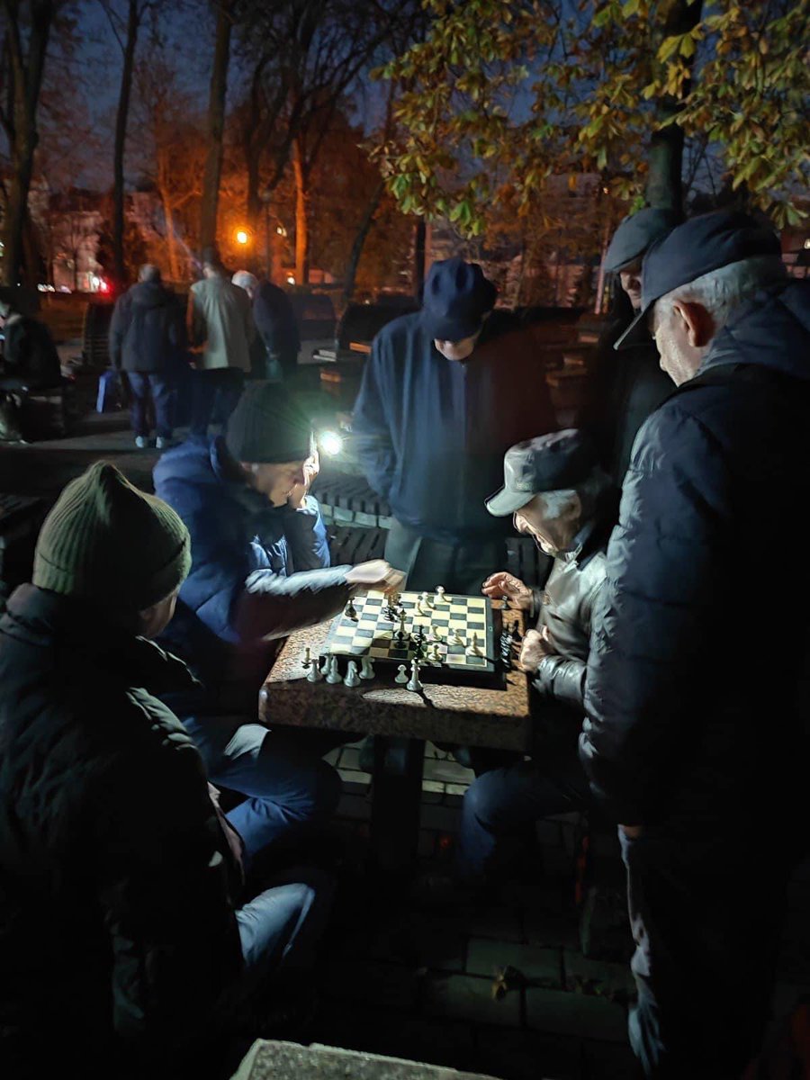 TsybulskaLiubov's tweet image. Unbreakable. Kyivans playing chess at the Shevchenko park. Blackouts cannot stop them