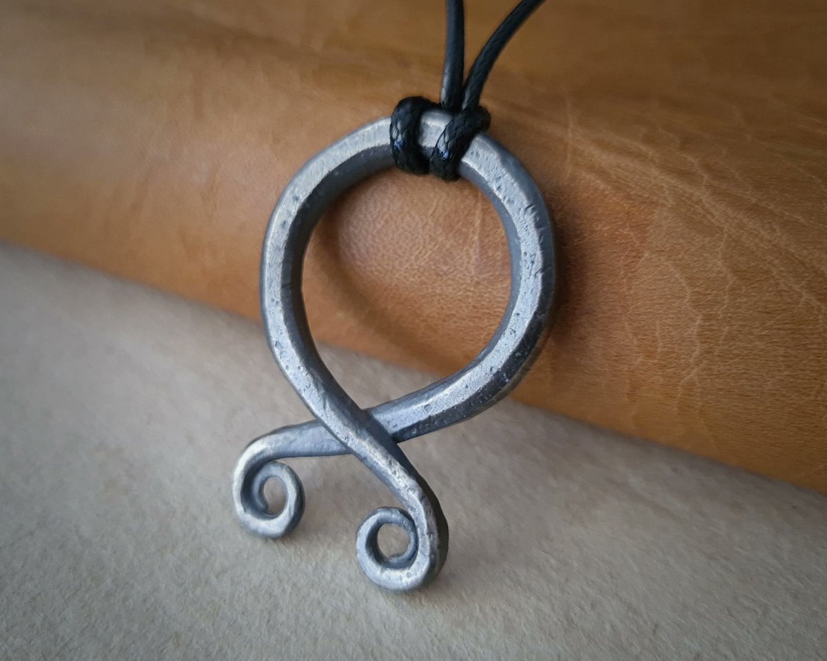 EmelieJ1's tweet photo. #folklorethursday #folklore #trollkors #trollcross
A necklace for #protection , for yourself and your animals. You can also carve it above doors and barns to protect the ones living inside. People in #sweden still use this today. Maybe get one yourself? Better safe than sorry 😊 https://t.co/9ayPfFrXTd