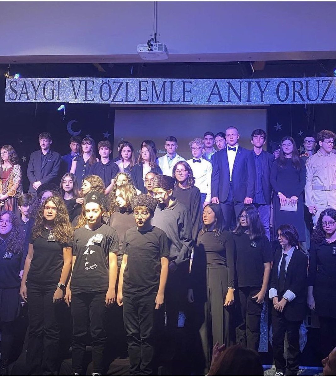 "Her 10 Kasım'da olduğu gibi bu 10 Kasım'da da Atatürk'e olan bağlılığımızı ve sevgimizi ortak düşünce ve duygularla bir kez daha dile getiriyor, büyük önderimizi özlemle anıyoruz. "