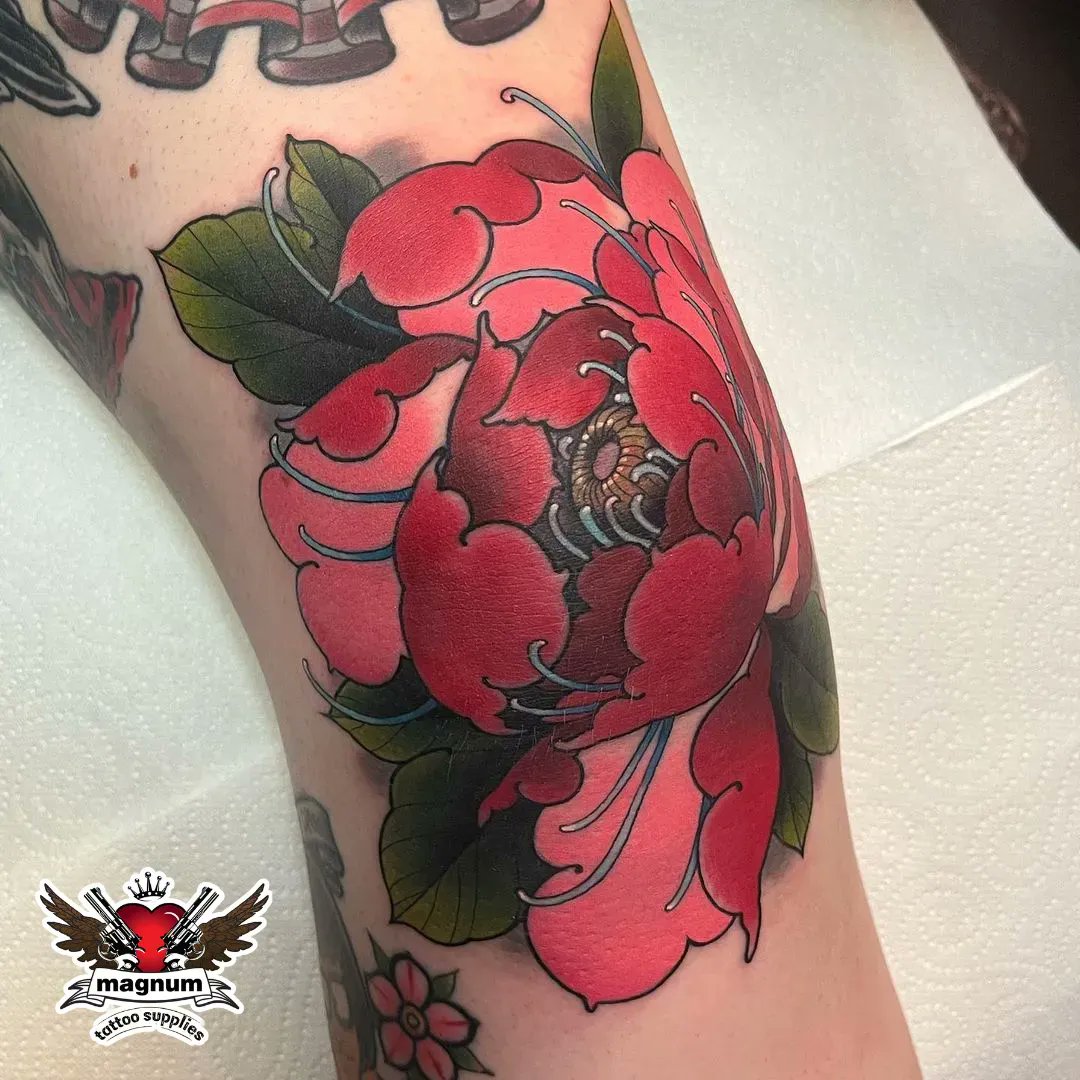 Beautiful peo-knee piece from Matt Youl done using #magnumtattoosupplies 🌿
. 
.
#tattoo #neotrad #neojapanese #peonytattoo #kneetattoo #neotraditionaltattoo #birmingham 

Instagram: theyoul 👈🏻