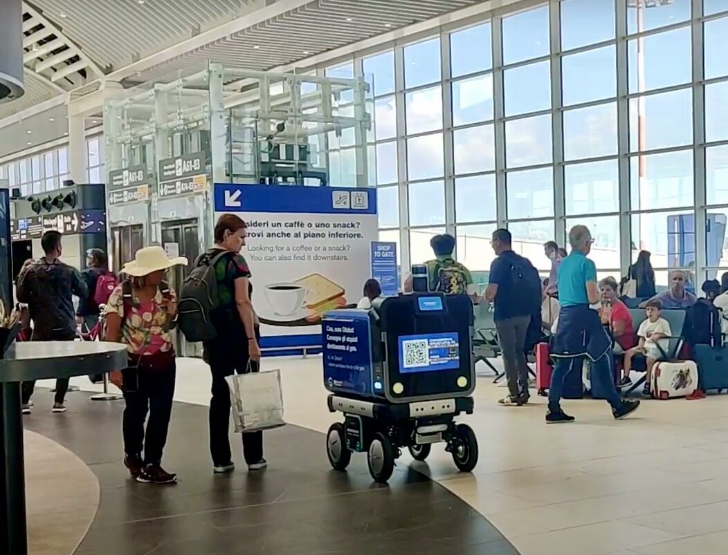 Ottonomy_IO's tweet image. Just a #regularday while delivering orders at @AeroportidiRoma 
How is your day going so far?
#Rome #italy #robotdelivers #ottobot2_0 #OttonomyIO
#FullyAutonomous #airports