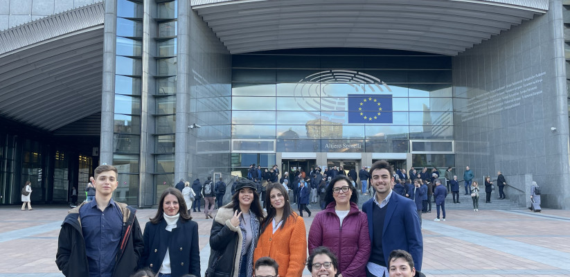 Representantes y estudiantes de diversas emisoras de la Asociación de Radios Universitarias de España (ARU) visitan la sede del #ParlamentoEuropeo en #Bruselas.