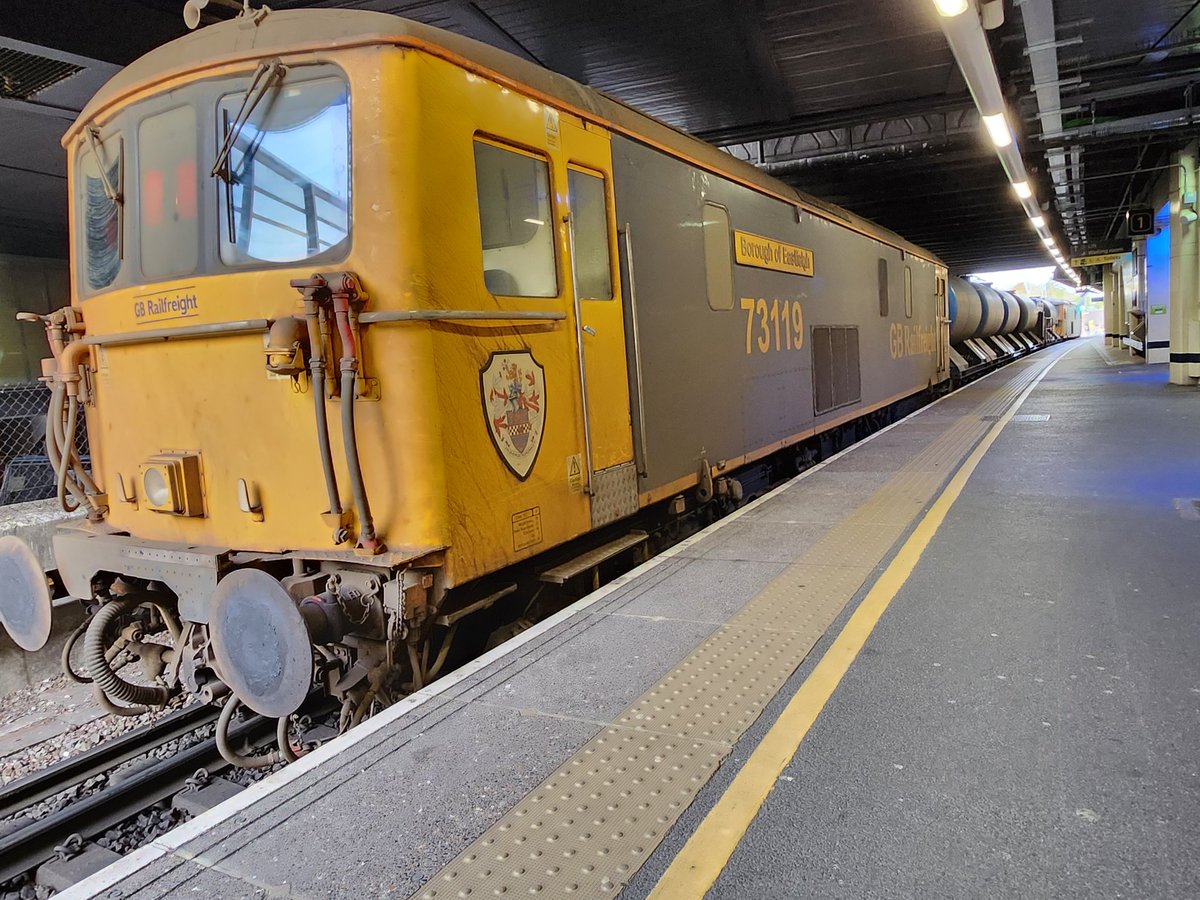 _lu_bear's tweet photo. Had a visitor today on platform 1 at Gatwick. Chilled on the platform for about 5 minutes so I got to get a nice look at the exterior in more detail 🫶🏾🫶🏾🫶🏾 https://t.co/KOFMjV6A5C