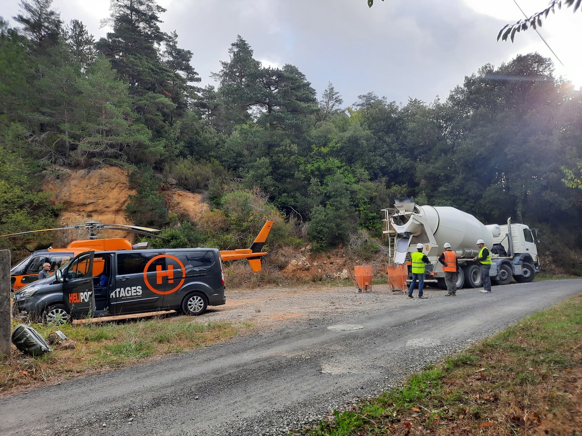 Retour en images sur le coulage d'un pylône effectué à l’hélicoptère, dans la commune d'Albières dans l'#Aude ✨

#alsanews