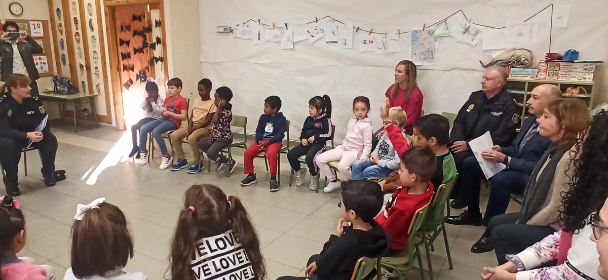 tomasguajardo's tweet photo. Actividad #plandirector  en #colegiosanjosecalasanz  #Zaragoza  Prevención cualquier tipo abuso . #elclubdelossecretos @Policianacional @policiazaragoza @DelGobEnAragon @fbeltranb @isabelcasbas https://t.co/rIZPE4wBvJ