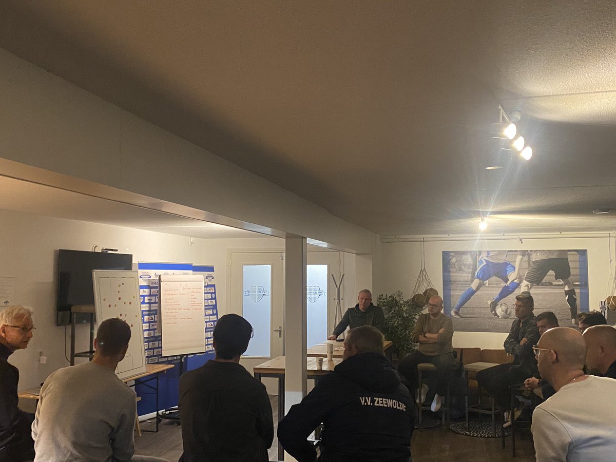 Gisteren stond het tweede trainersoverleg voor selectietrainers bovenbouw op het programma. Samen met de trainers de teamtaak verstoren van de opbouw besproken. Leuke groep trainers met interessante visies. Op naar de volgende! #kennisdelen #leerzaam #vvzeewolde