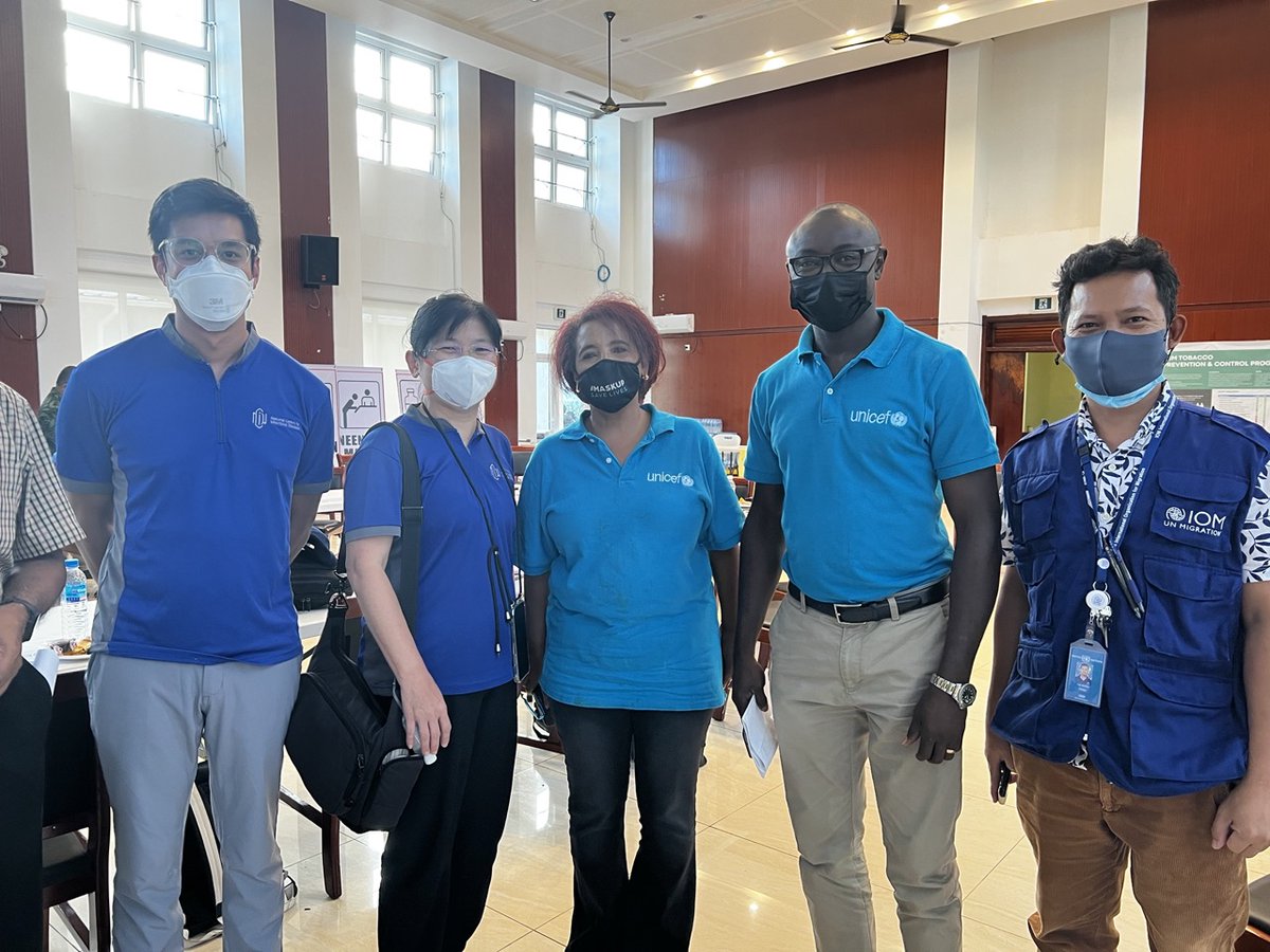 WHOWPRO's tweet photo. .@WHOGOARN deploys experts like Dale Fisher of @NUSingapore and Margaret Soon &amp; Darius Beh of the National Centre for Infectious Diseases 🇸🇬 to help respond to #COVID19. https://t.co/ZdubVSPKaQ