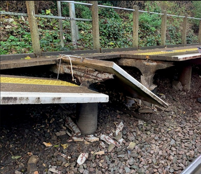 TLRailUK's tweet image. 📢 This is where the obstruction dislodged, creating the debris on the track.

👷👷‍♀️ Network rail colleagues are taking the safety and security of all concerned seriously.

ℹ️ Please continue to check your journey this morning.